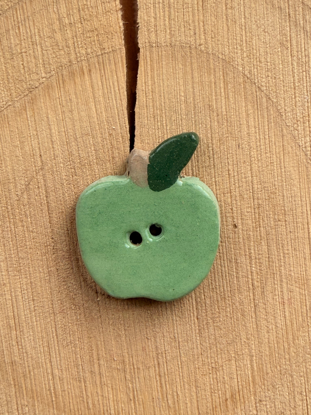 Handmade Ceramic Green Apple Button – Hand-Painted Sewing Embellishment